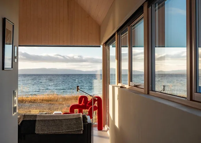 Semesterbostad Sjovett - House By The